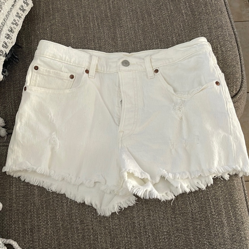 Women high wasted levi shorts. Size 30